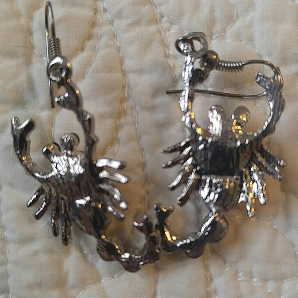 - Sivertone scorpion dangle earrings goth Halloween - Picture 3 of 4